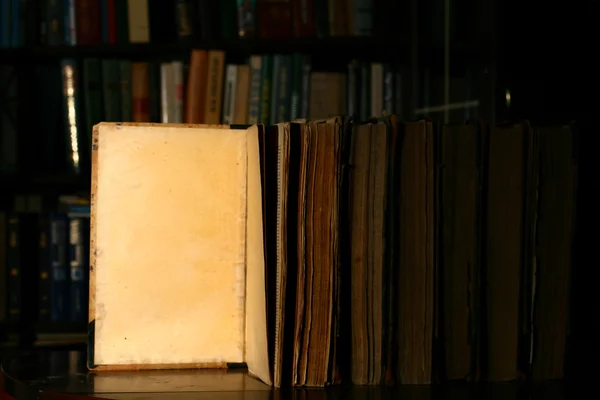 Książki na stole — Zdjęcie stockowe