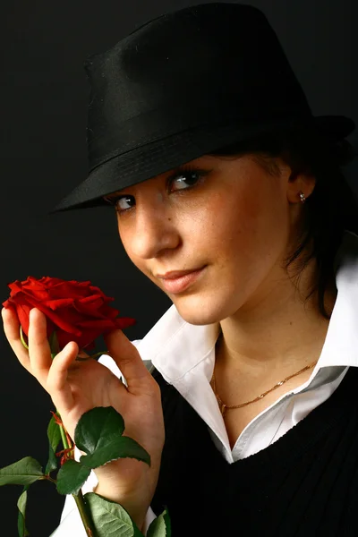 모자에 빨간 장미를 들고 있는 소녀 — 스톡 사진