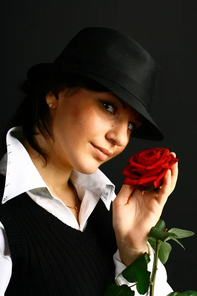 Menina de chapéu segurando rosa vermelha — Fotografia de Stock