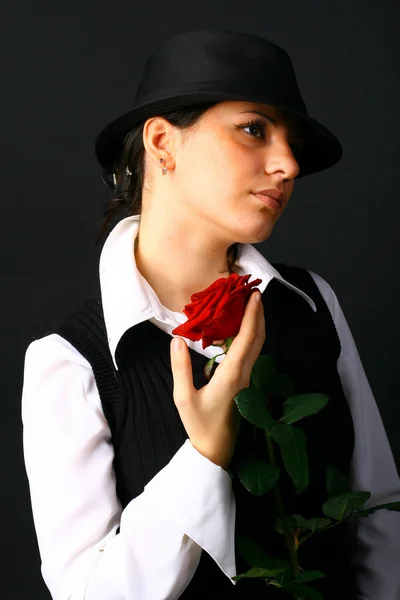 Dziewczyna w kapeluszu gospodarstwa czerwona róża — Zdjęcie stockowe