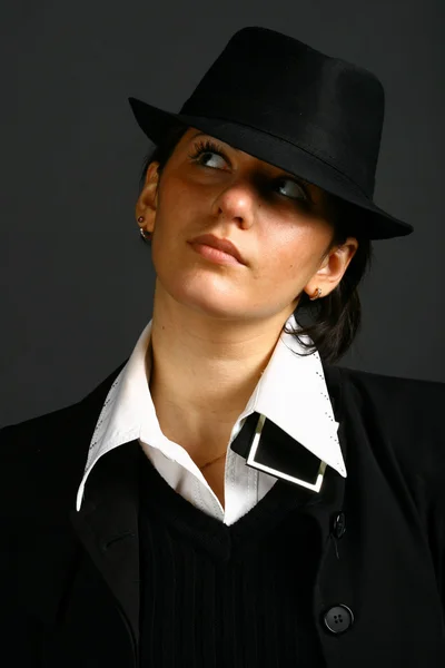 Ritratto di bella ragazza in cappello nero — Foto Stock