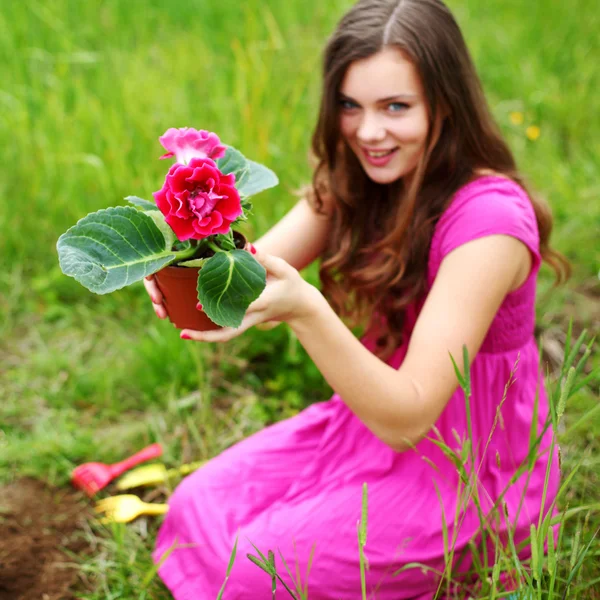 Дівчина рости квітка — стокове фото