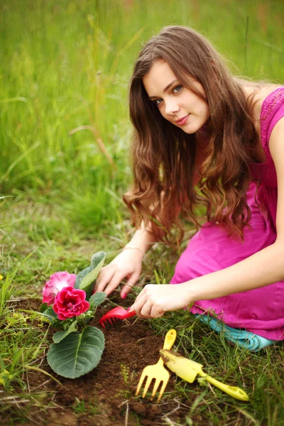 女の子は花を育てる — ストック写真