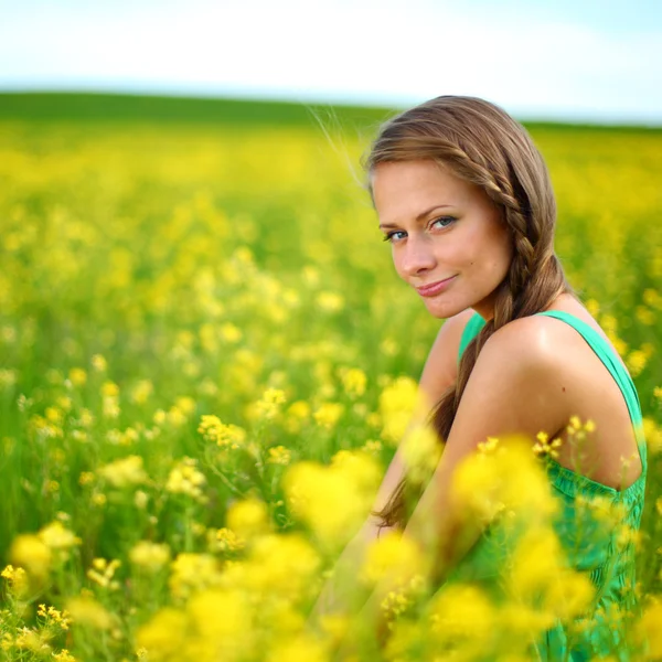 Vrouw op oliehoudende zaden veld — Stockfoto