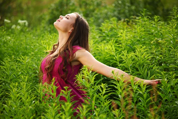 Kvinna på grönt gräs fältet — Stockfoto