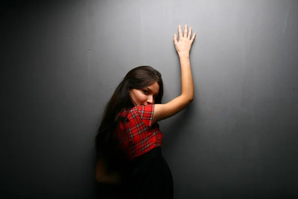 Het meisje op een muur — Stockfoto