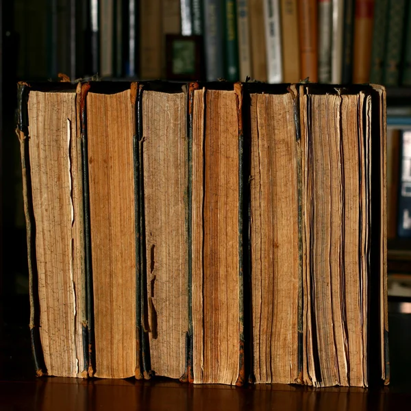 Книги на столе — стоковое фото