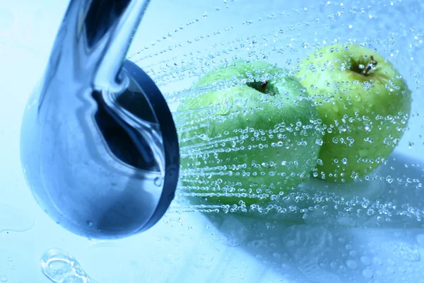 Мытье яблок — стоковое фото