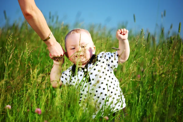 Pojke och mor händer — Stockfoto