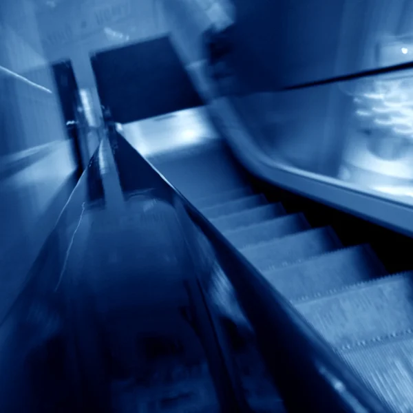 Escalera mecánica borrosa —  Fotos de Stock