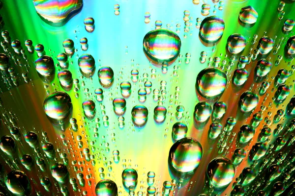 Moniväriset vesipisarat — kuvapankkivalokuva