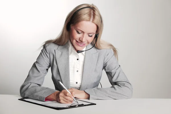Mujer de negocios escribiendo en cuaderno —  Fotos de Stock