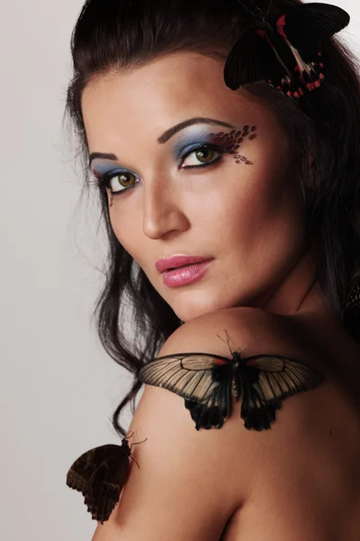 Vrouw en vlinder — Stockfoto