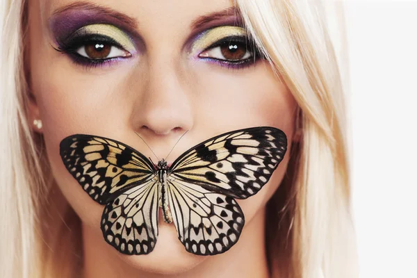 Женщина с бабочкой — стоковое фото