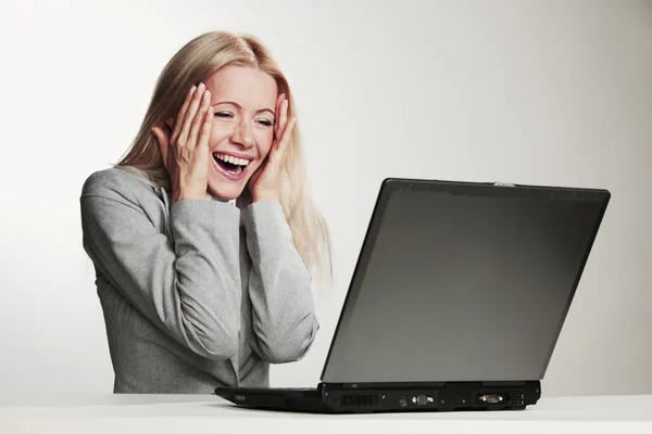 Mujer de negocios trabajando en el ordenador portátil —  Fotos de Stock