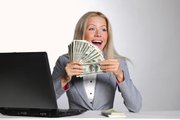 Доллар деловой женщины в руках — стоковое фото