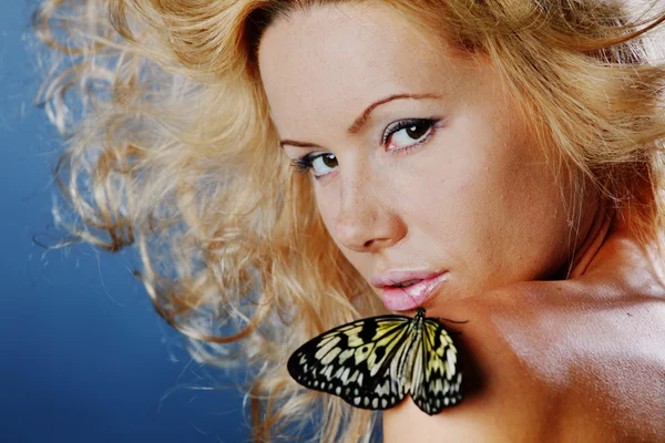 Nő és a pillangó — Stock Fotó