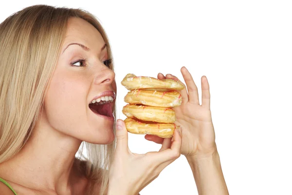 Frau isst einen Kuchen — Stockfoto