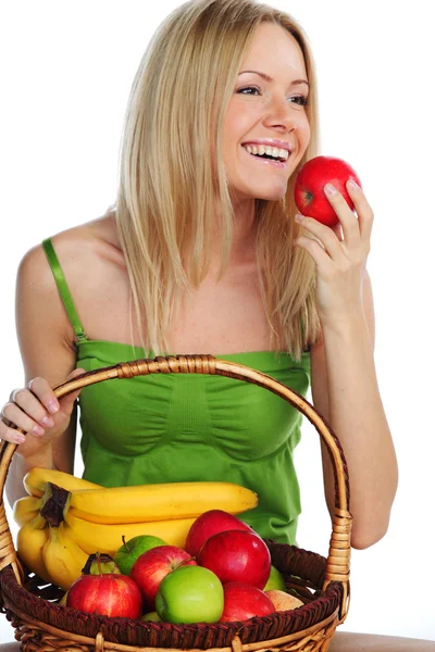 Kobieta trzyma kosz owoców — Zdjęcie stockowe