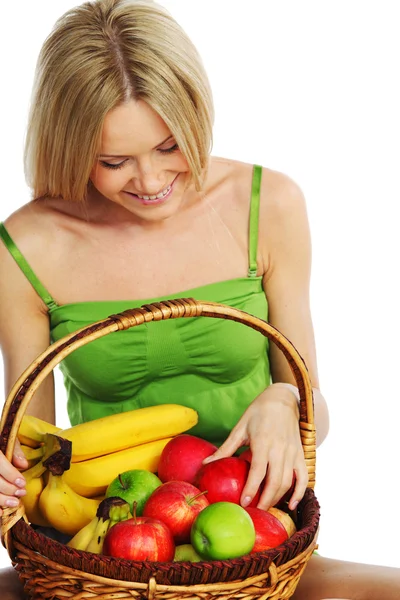 과일 한 바구니를 들고 있는 여자 — 스톡 사진