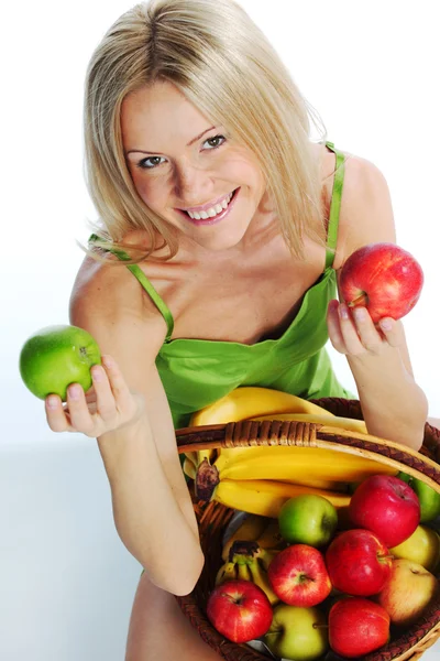 Mulher segura uma cesta de frutas — Fotografia de Stock