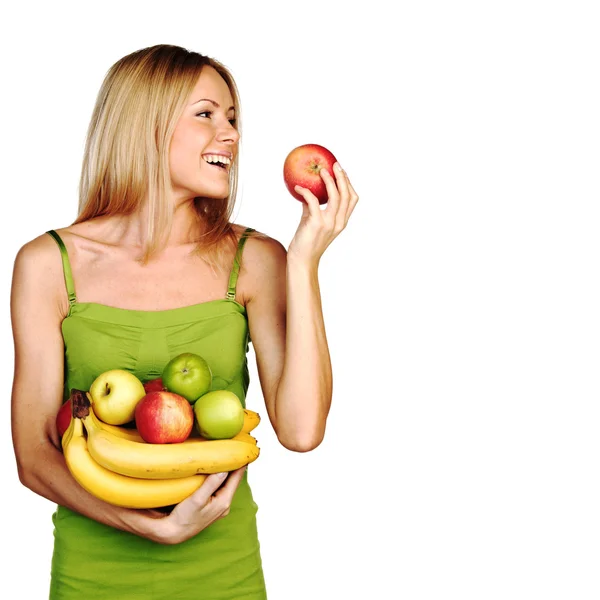 Женщина держит груду фруктов — стоковое фото