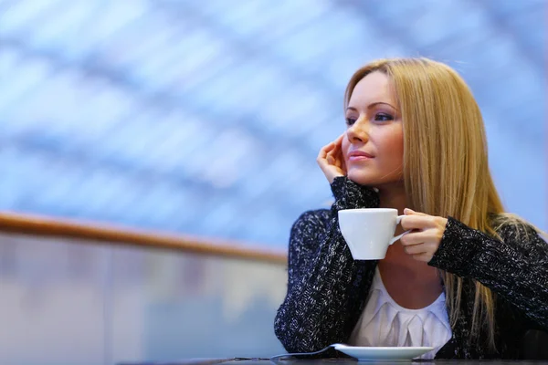 女性ドリンクコーヒー — ストック写真