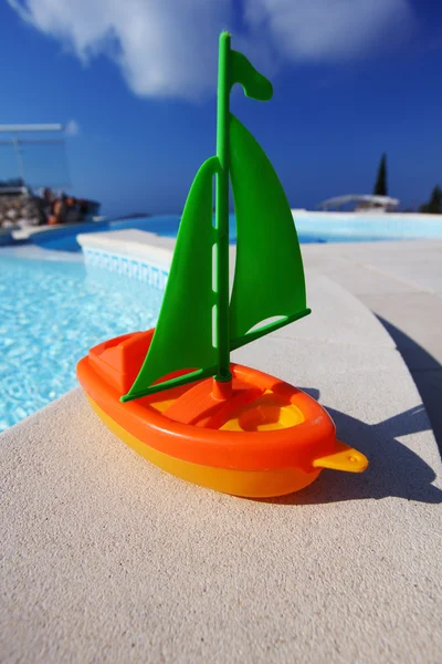 Speelgoed schip zwembad — Stockfoto