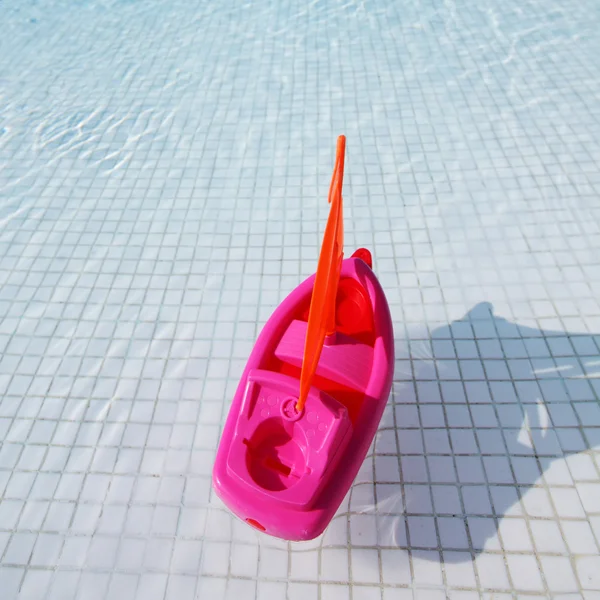Hračky loď bazén — Stock fotografie