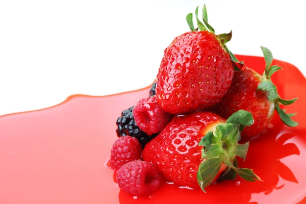 Berry smíšené hromadu v sirupu — Stock fotografie