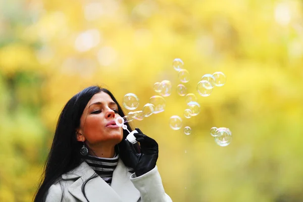 Sonbahar kadını baloncukları üflüyor — Stok fotoğraf