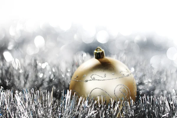 บอลคริสต์มาสสีทอง — ภาพถ่ายสต็อก