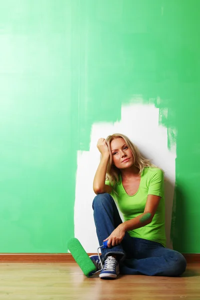 女性の壁塗料 — ストック写真