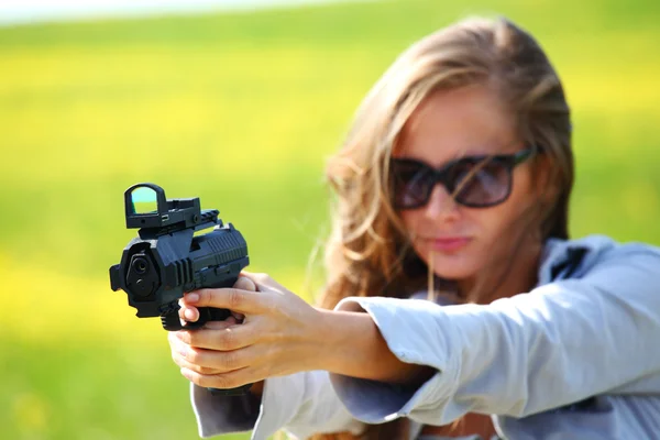 Жінка з пістолета — стокове фото