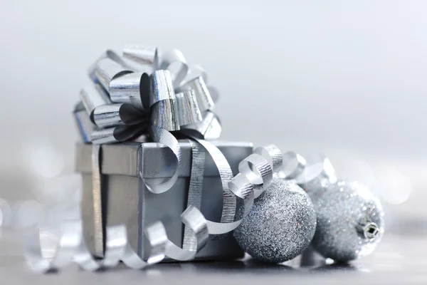 Presente de Natal de prata — Fotografia de Stock