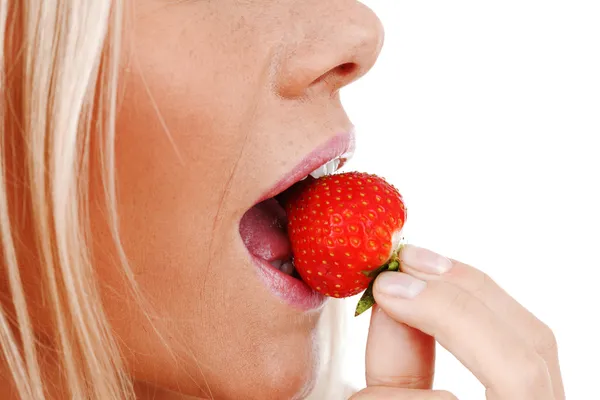 Žena jíst jahody — Stock fotografie