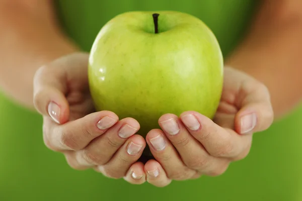 Apfel in Frauenhand Stockbild