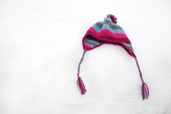 Hat on snow — Stock Photo, Image