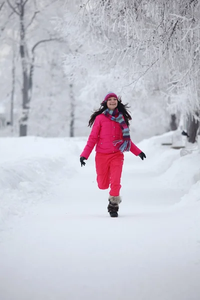 Woman in winter park — Stock Photo, Image