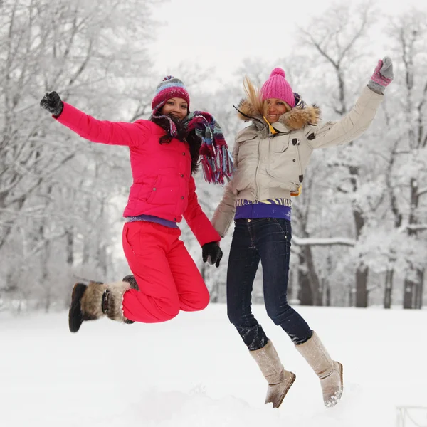 Winter meisje springen — Stockfoto
