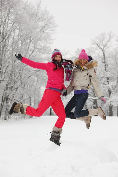 Winter meisje springen — Stockfoto