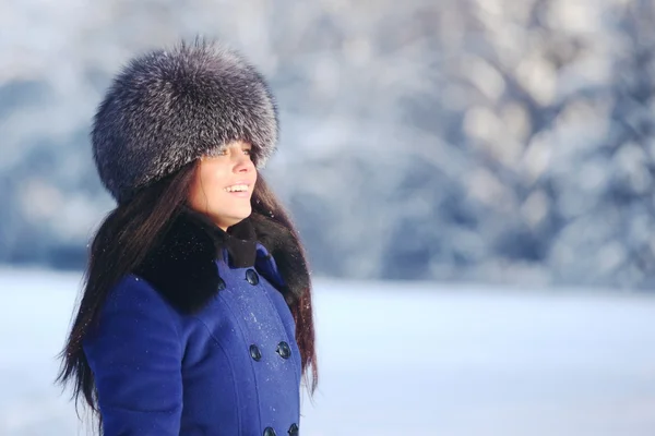 Зимние женщины — стоковое фото