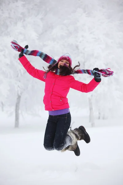冬の女性をジャンプします。 — ストック写真