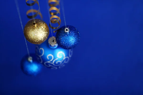 Blauwe kerstbal — Stockfoto