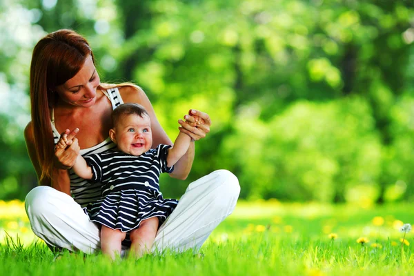 Мати і дочка на зеленій траві — стокове фото