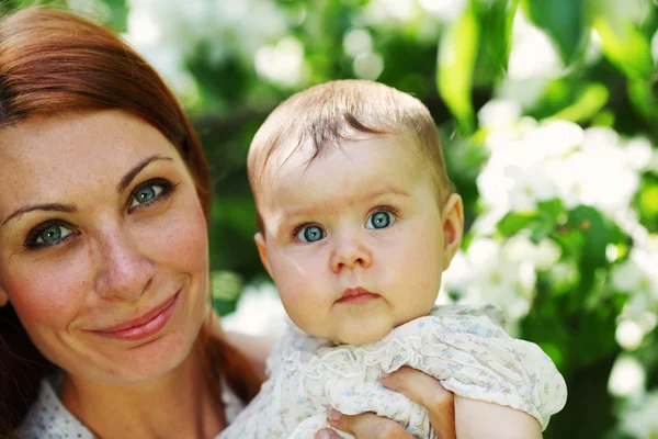 Moeder en dochter close-up portret — Stockfoto