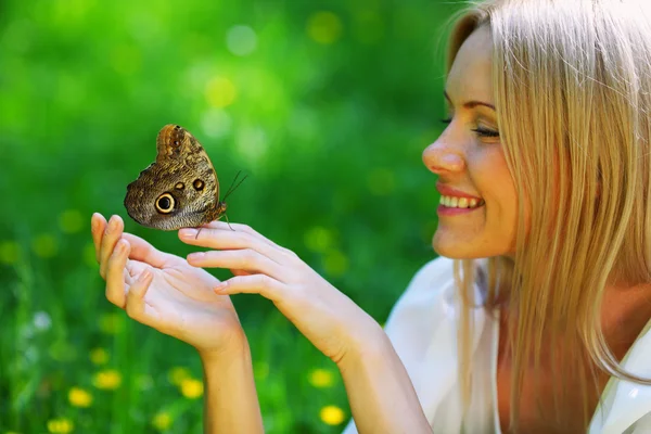 Frau spielt mit einem Schmetterling — Stockfoto
