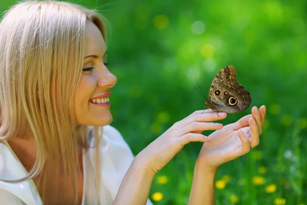 Žena hrající s motýl — Stock fotografie