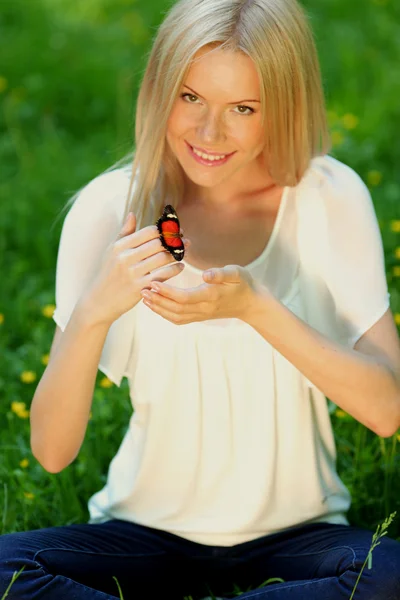 Жінка грає з метеликом — стокове фото
