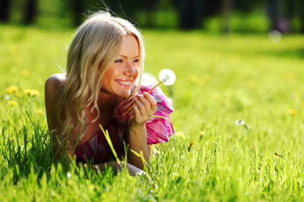 Meisje met paardebloem — Stockfoto